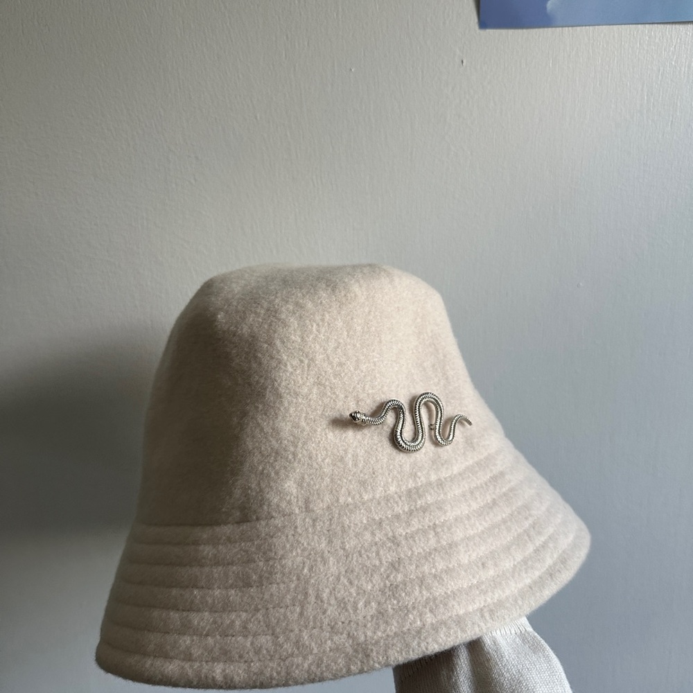 Uniqlo Cream Felt Bucket Hat with Silver Snake Accent